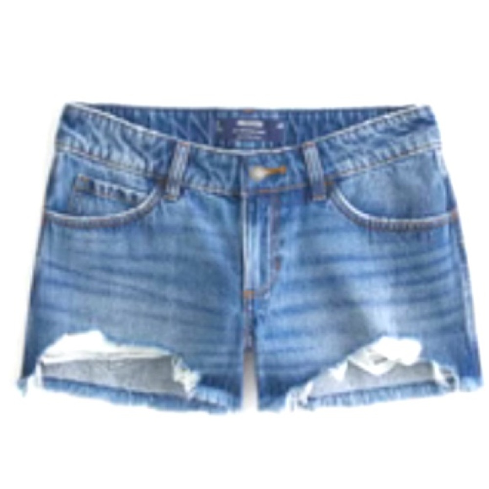 LOW-RISE MEDIUM WASH BAGGY DENIM SHORTS.